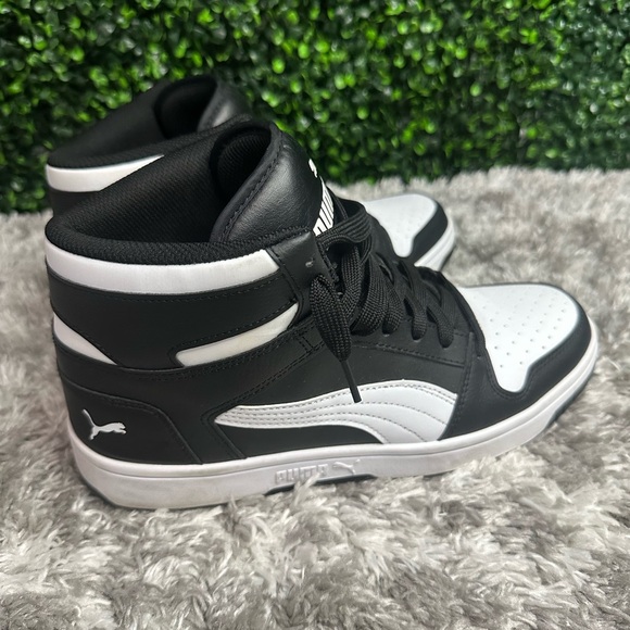 Sneakers - Picture 2 of 4